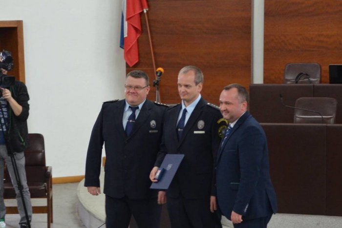 Ilustračný obrázok k článku Ocenený martinský policajt Adrian Stloukal: Ľudia si zraneného horolezca prišli fotiť!