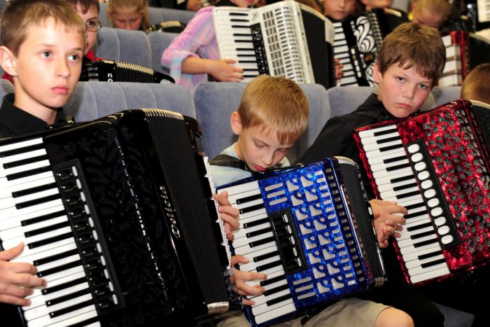 Ilustračný obrázok k článku Riaditeľ známej bystrickej ZUŠ otvorene: 60-ročná žiačka si za dva roky splnila sen