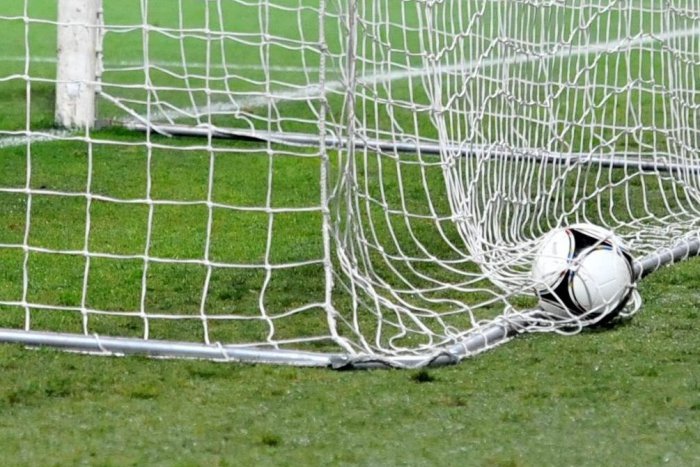 Ilustračný obrázok k článku Demänová privíta v derby Palúdzku: Kompletná futbalová pozvánka na víkend