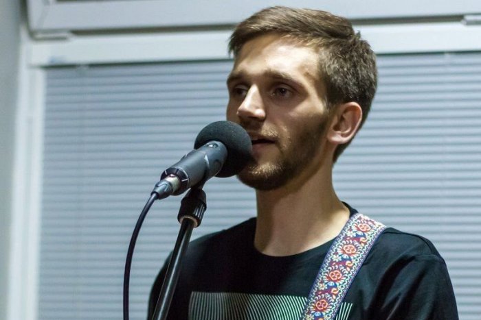 Ilustračný obrázok k článku V Bystrici koncertoval slovenský Tomáš Klus. Kiko (22) sa dočkal krásnej reakcie od publika FOTO