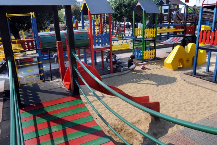 Ilustračný obrázok k článku Deti Bystričanov majú o zábavu postarané. Nové ihrisko už do leta, dočkajú sa aj malí superhrdinovia