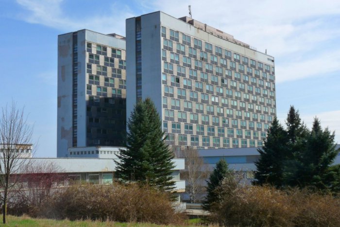 Ilustračný obrázok k článku Prekonal vážnu operáciu nádoru, teraz chce pomôcť... Vstupná hala Rooseveltky ožije farbami