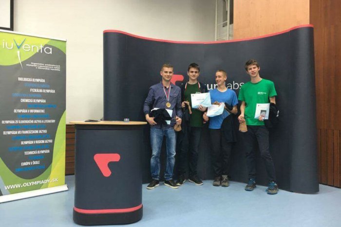 Ilustračný obrázok k článku Novozámocký gymnazista Alan na stupni víťazov: O tejto hlavičke budeme ešte určite počuť, úspech za úspechom!