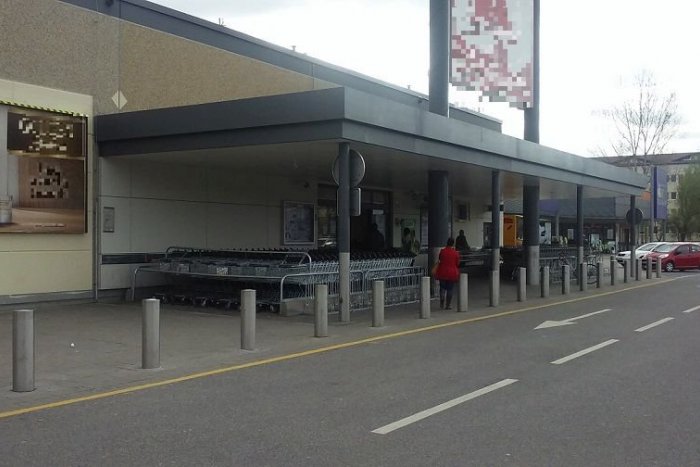 Ilustračný obrázok k článku Rušné chvíle pred obchodným domom. Krádež alkoholu prekazili zvolenskí mestskáči!