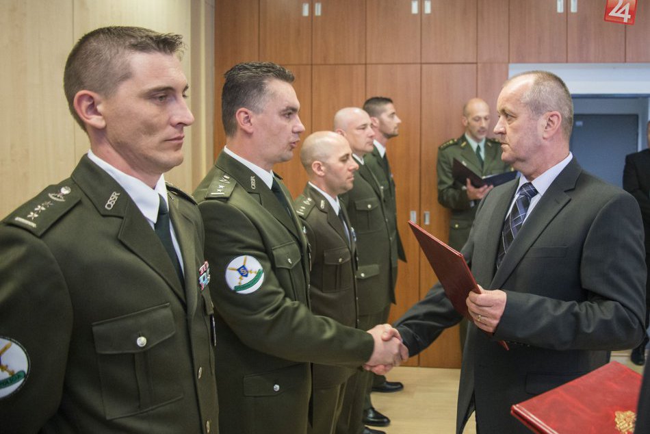 Ilustračný obrázok k článku Boli svedkami nehody pri Zvolene a hneď konali... Vojenskí policajti si vyslúžili ocenenia od ministra