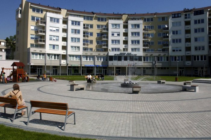 Ilustračný obrázok k článku Z fontány v srdci Karlovej Vsi voda zatiaľ nestrieka. Kedy ju opäť spustia?