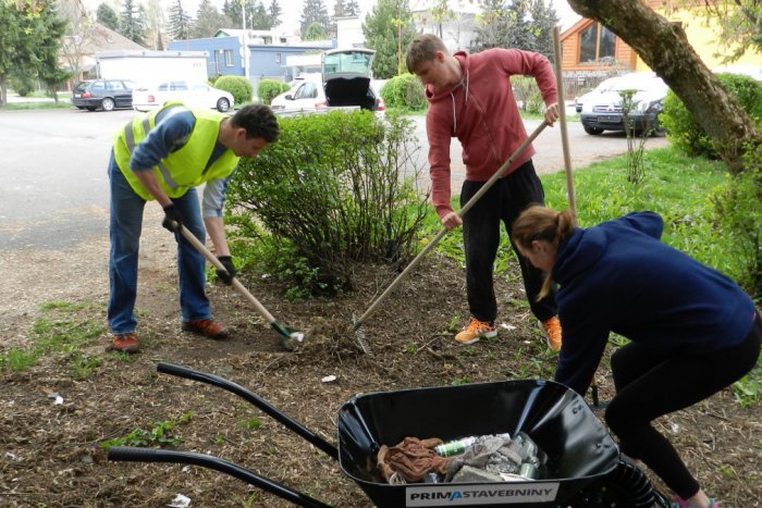 Ilustračný obrázok k článku Veľký LIKE mikulášskym dobrovoľníkom: Tieto ulice sú teraz krajšie, FOTO