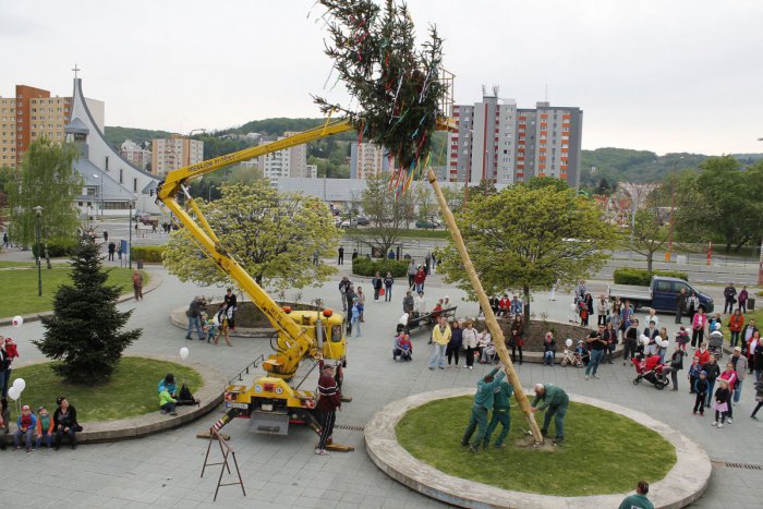 Ilustračný obrázok k článku Máj privíta Dúbravka tancom, spevom aj maskotom GOOOLYM