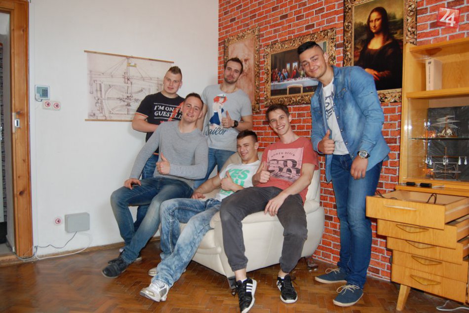 Ilustračný obrázok k článku Finalisti mužskej súťaže krásy odhodili rivalitu bokom. Riaditeľka: Sú to praví východniari! FOTO