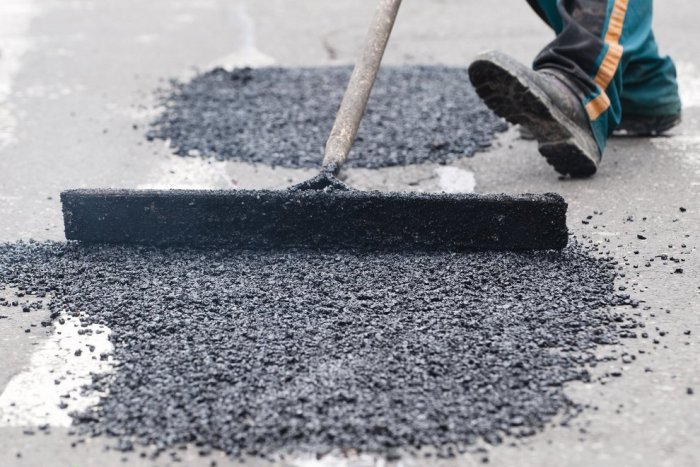 Ilustračný obrázok k článku Veľkolepé plány samosprávy: Do rozbitých ciest pôjdu milióny eur