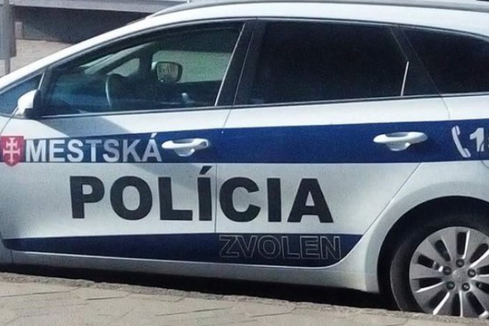 Ilustračný obrázok k článku Zásah mestskáčov pred potravinami vo Zvolene. Muž (29) skončil v putách, čo sa dialo na ulici?
