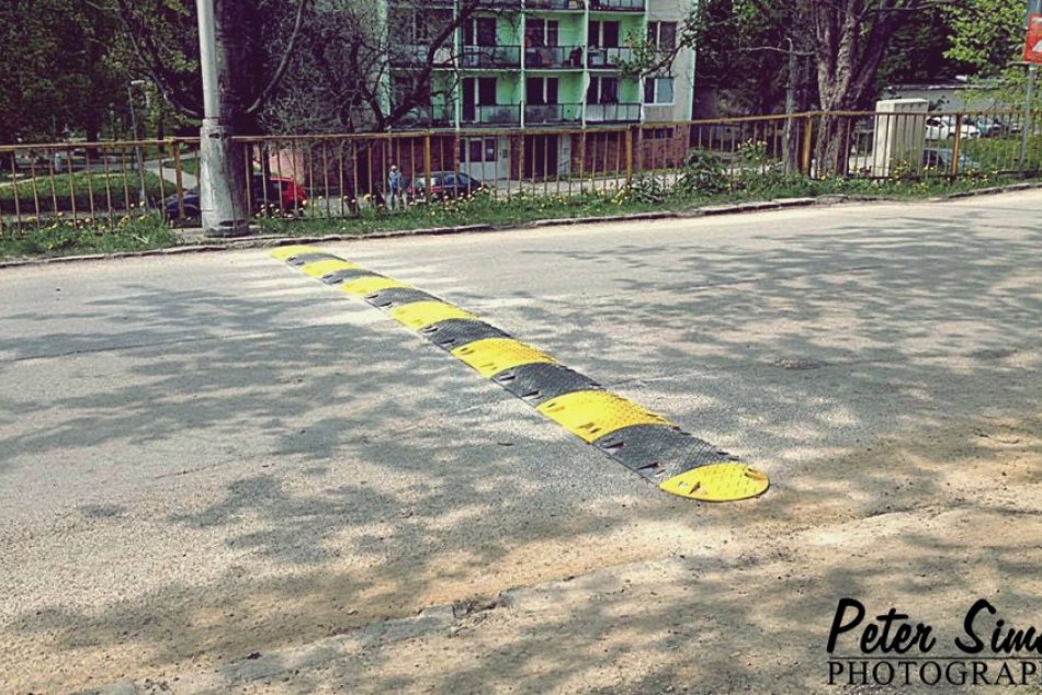 Ilustračný obrázok k článku Spomaľovače z mesta zmizli: Aký je dôvod?