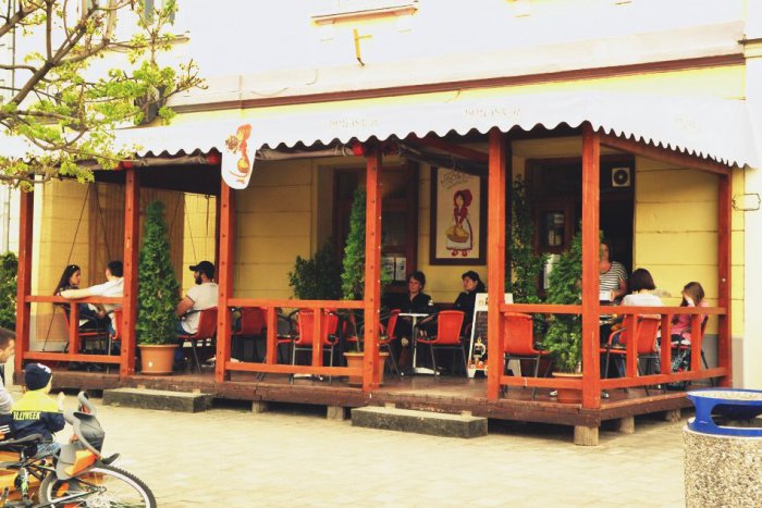 Ilustračný obrázok k článku V meste vyrastajú letné terasy: Rožňavčania posedenia pri slnku obľubujú