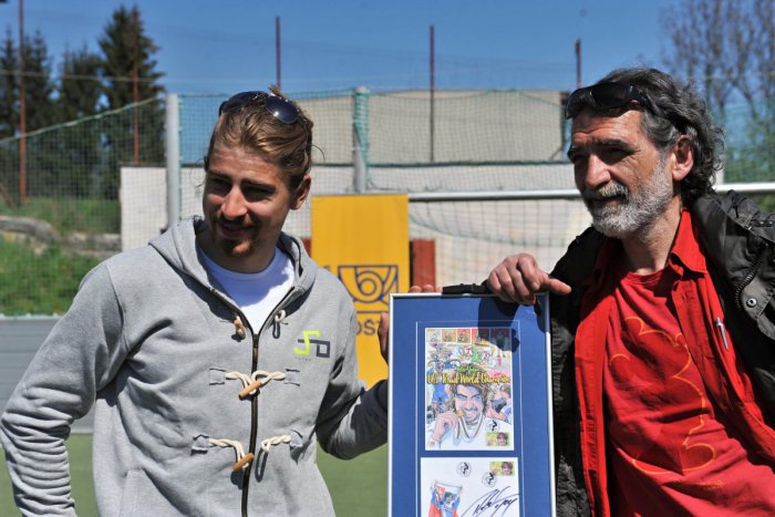 Ilustračný obrázok k článku Sagan má vlastnú poštovú známku: Výťažok poputuje na dobrú vec!