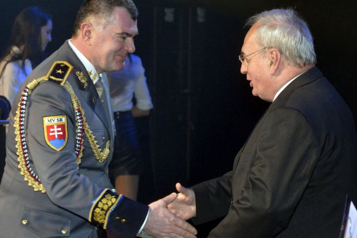 Ilustračný obrázok k článku Veľká pocta pre profesora zvolenskej univerzity. Zlatý záchranársky kríž z rúk prezidenta hasičov