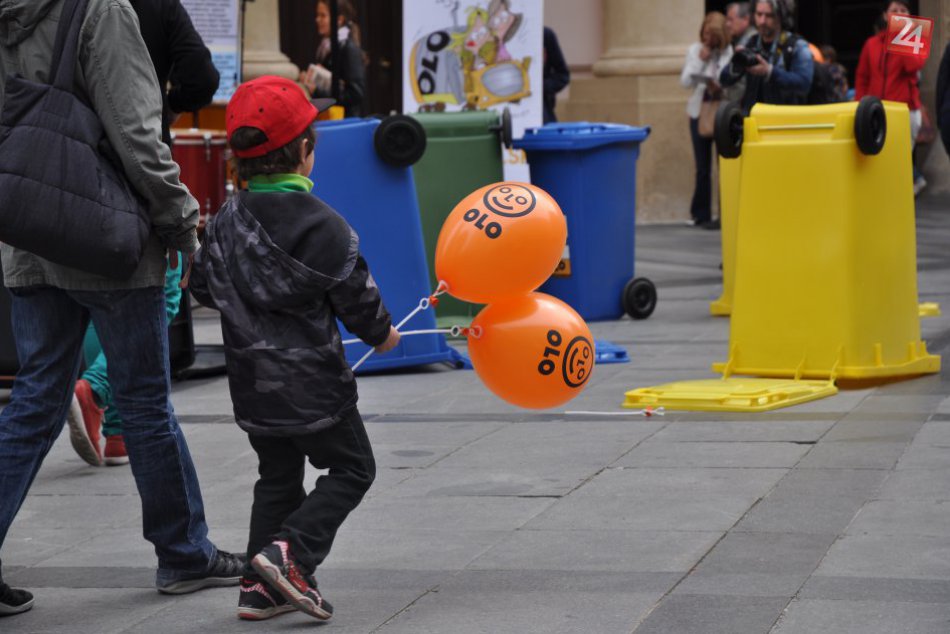 Ilustračný obrázok k článku OBRAZOM: Z odpadových košov hudobné nástroje. Aj tak to vyzeralo na Primaciálnom námestí