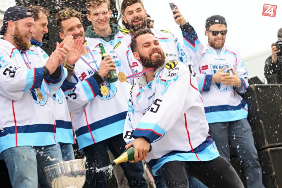 Ilustračný obrázok k článku FOTO: Historický titul pod Zoborom privítali veľkolepo, hokejistov podporilo plné námestie