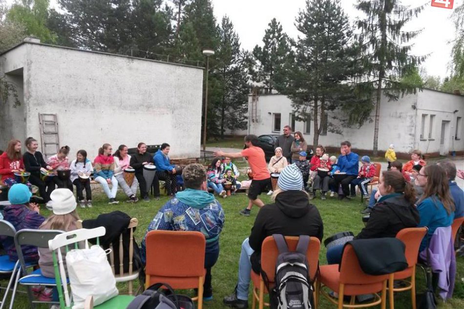 Ilustračný obrázok k článku Nevšedný zážitok spojil Bystričanov. Sídliskom zneli desiatky bubnov VIDEO