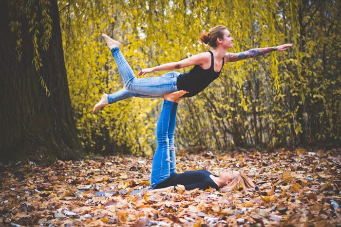 Ilustračný obrázok k článku Radka (26) a Lenka (25) z Nitry s acroyogou začali pred rokom: Pozrite sa aké prvky stvárajú teraz!