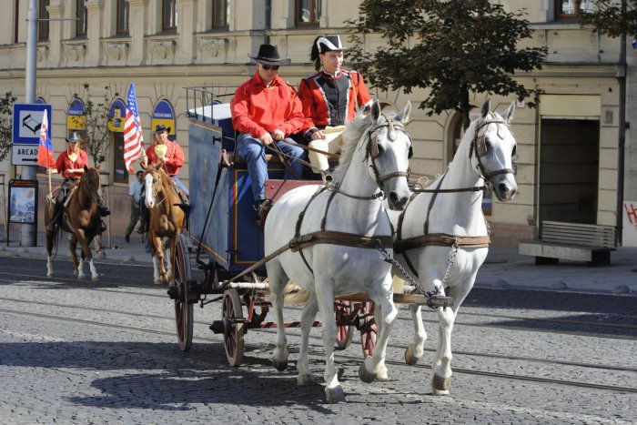 Ilustračný obrázok k článku Správa by vás kedysi dobehla na koni. Dnešné obálky skôr blikajú