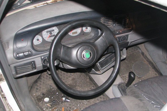 Ilustračný obrázok k článku 2,17 promile dokáže za volantom svoje: Opitý 25-ročný vodič nabúral do stĺpa