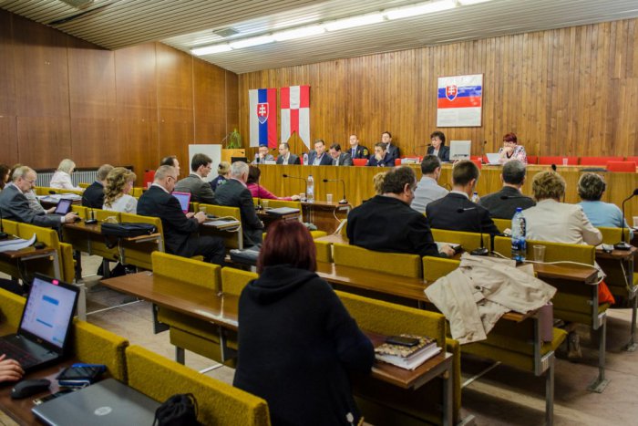 Ilustračný obrázok k článku Cesta, ktorá rozdelila Zvolenčanov. Obyvatelia komplexu ju nechcú, susednej ulici by pomohla