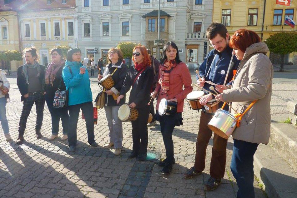 Ilustračný obrázok k článku VIDEO: Bongá, hrnce aj lavór. Desiatky ľudí rozbubnovali bystrické námestie