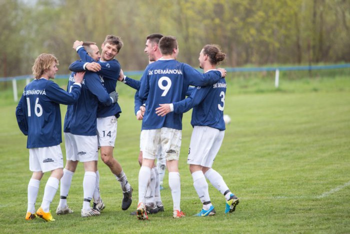Ilustračný obrázok k článku Liptovská Teplá oslávila postup víťazstvom, Demänová vyhrala s Bobrovom: Výsledkový servis z futbalových trávnikov