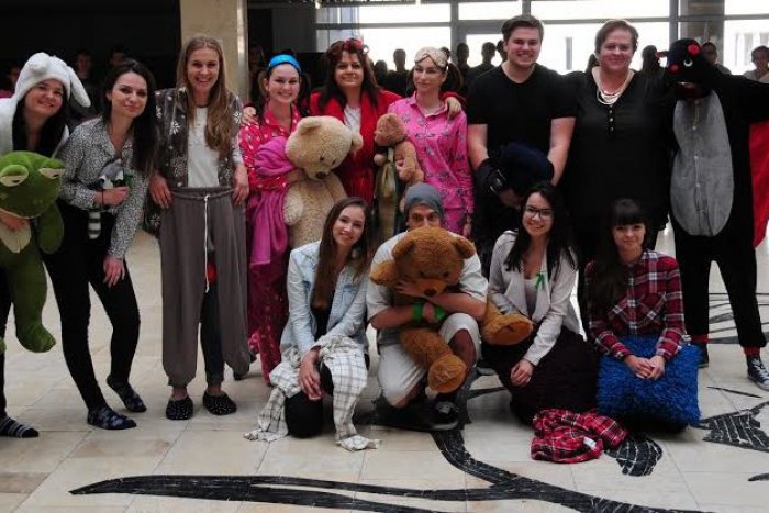 Ilustračný obrázok k článku FOTO: Do školy v pyžame? Bystrickí gymnazisti nahovorili aj profesorov