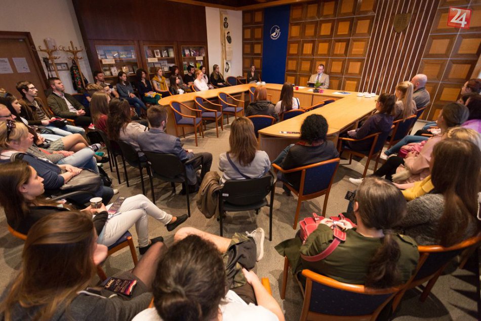 Ilustračný obrázok k článku Univerzitná noc literatúry prilákala stovky Bystričanov. Zbierka kníh pre pacientov s krásnym výsledkom