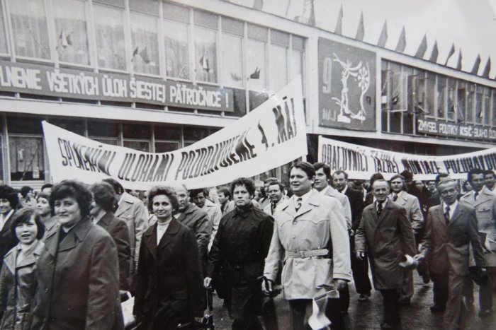 Ilustračný obrázok k článku Nenechajte si ujsť tieto archívne zábery: Veľkolepé prvomájové oslavy v Humennom