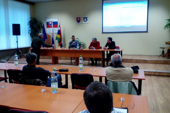 Ilustračný obrázok k článku Dúbravka debatovala o kontajnerových stojiskách