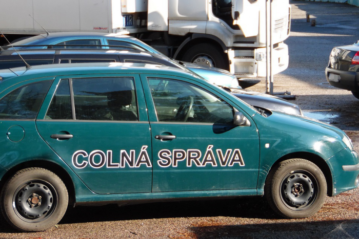 Ilustračný obrázok k článku V Nových Zámkoch tankovali falošnú naftu: Colníci im klepli po prstoch