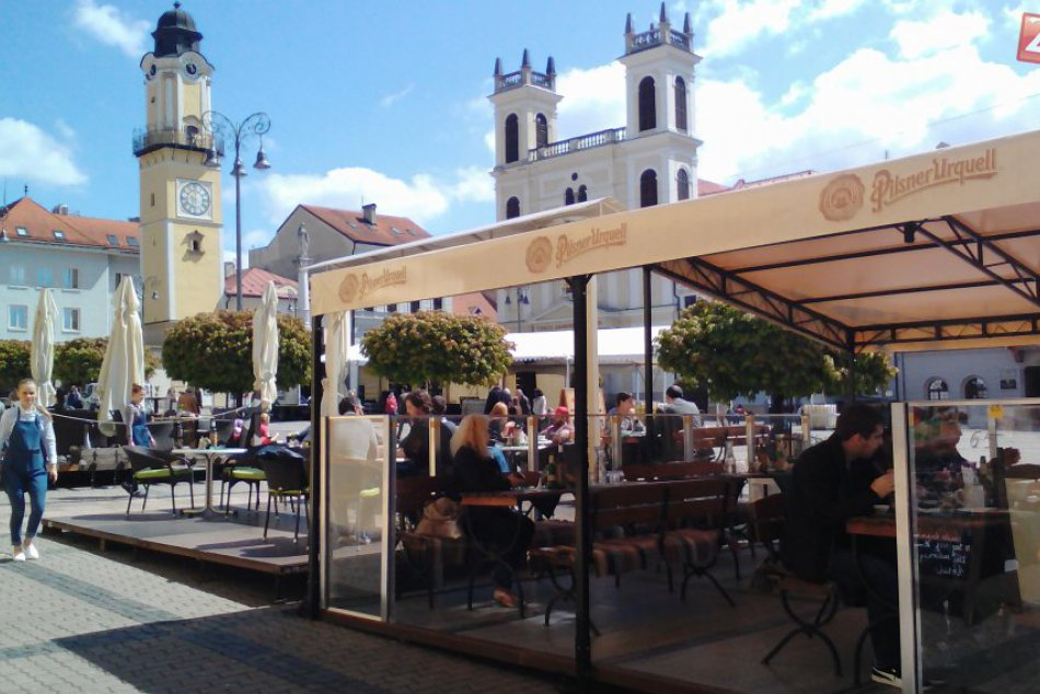 Ilustračný obrázok k článku Bystrické podniky otvorili letné terasy. Hitom sezóny špargľové špeciality aj cviklová limonáda!