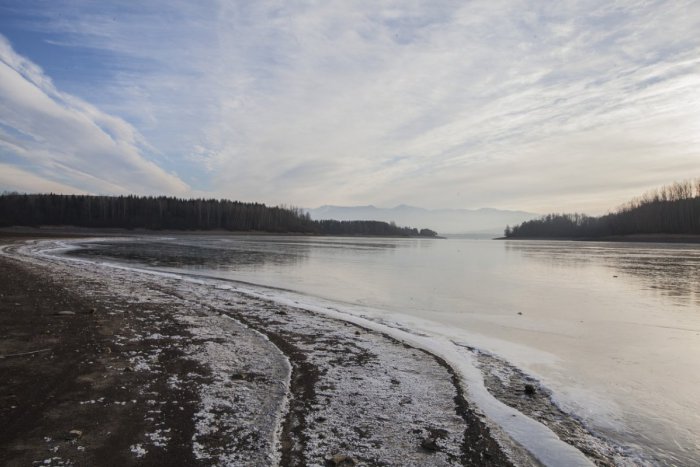 Ilustračný obrázok k článku Nehoda kamióna si vyžiadala svoju daň: Hasiči odstraňujú z Liptovskej Mary uniknutú naftu