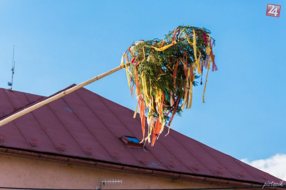 Ilustračný obrázok k článku Stavanie mája v Martinčeku