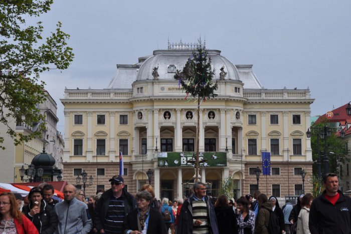 Ilustračný obrázok k článku Oslavy 1. mája na Hviezdoslavovom námestí sa niesli v duchu starých tradícií