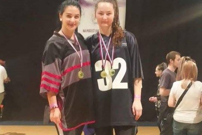 Ilustračný obrázok k článku Mimoriadny úspech Adriany (18) a Márie (15) z Považskej: Dobyli Slovensko, čaká na ne Európa! FOTO