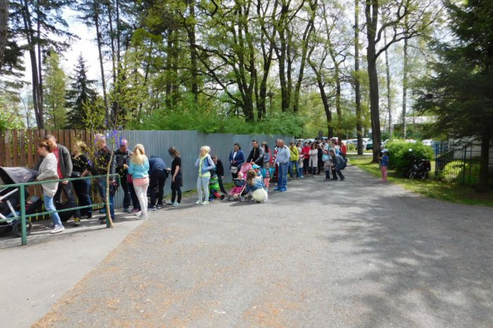 Ilustračný obrázok k článku Rekordná návštevnosť  hneď na začiatku sezóny:  ZOO  v Spišskej praskala vo švíkoch