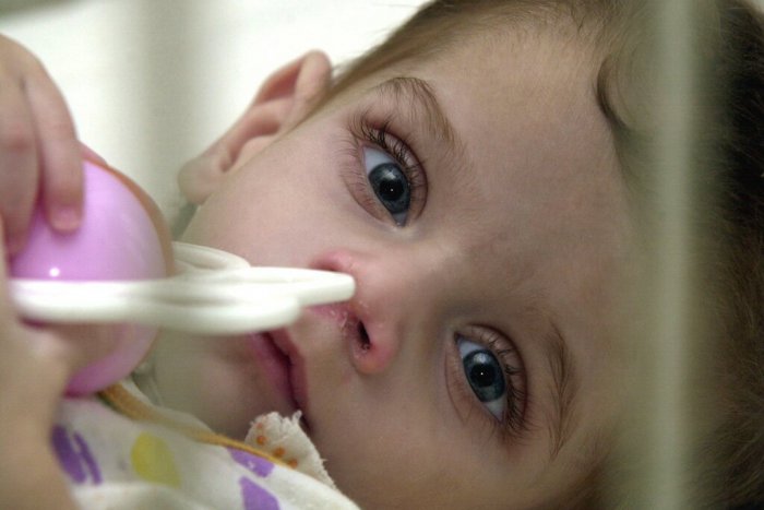 Ilustračný obrázok k článku Polícia obvinila krkavčích rodičov Radoslava (24) a Evu (21): Ich malého synčeka hospitalizovli 19-krát