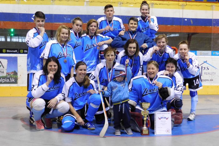 Ilustračný obrázok k článku Skvelý úspech zvolenských hokejbalistiek. Z Majstrovstiev Slovenska si priniesli cenný kov!