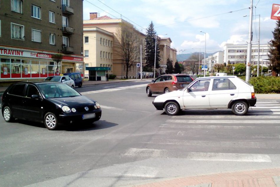 Ilustračný obrázok k článku SERIÁL: Najbizarnejšie križovatky v Bystrici. Aké riziká vás čakajú na Partizánskej?