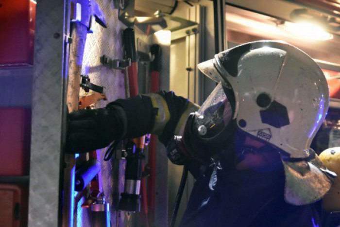 Ilustračný obrázok k článku Na ulici Pri kríži horeli v noci autá. Zapálili ich úmyselne