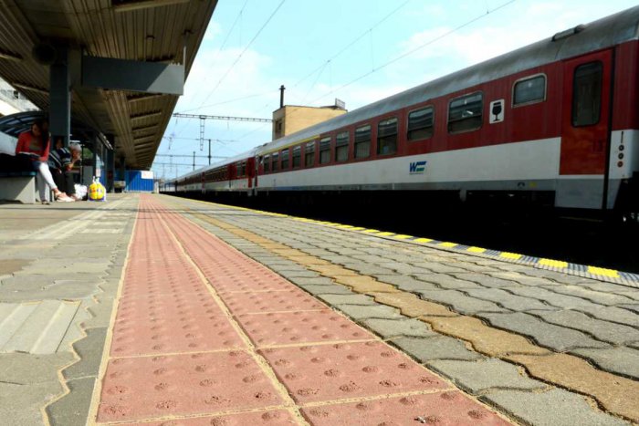 Ilustračný obrázok k článku Muž kráčal po koľajniciach, odzadu sa rútil nákladný vlak: Nešťastie na stanici Barca!