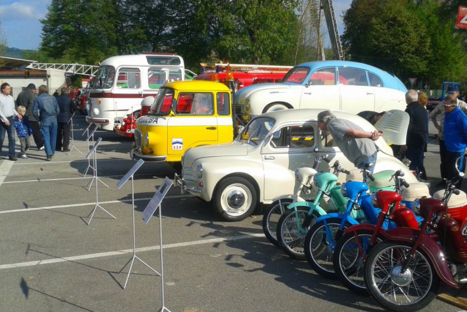 Ilustračný obrázok k článku Bystričania sa môžu tešiť na poriadne retro. Historické autá aj motocykle pod holým nebom