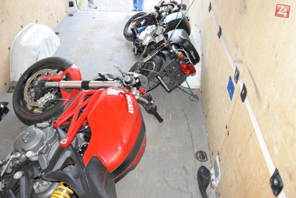 Ilustračný obrázok k článku FOTO: Ladislav (31) z Lučenca čelí obvineniu. Policajti zastavili dodávku s kradnutými motorkami