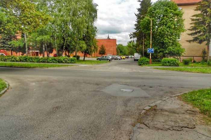 Ilustračný obrázok k článku Sledujte tento úsek cesty v Humennom: Nechýba vám tam niečo?