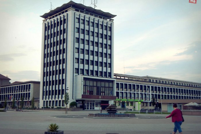 Ilustračný obrázok k článku Architektonická súťaž nebude: Aké má žiarska radnica plány s Bielym domom?