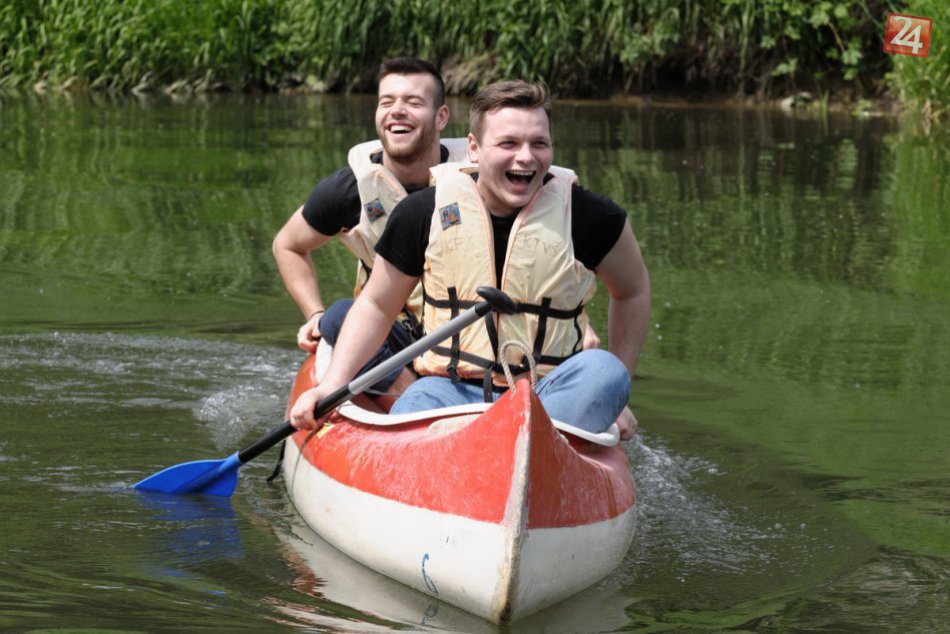 Ilustračný obrázok k článku FOTO: UKF vs. SPU v netradičnom meraní síl, nitrianskych študentov zabávali preteky v slalome na rieke