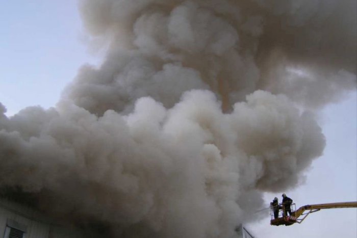 Ilustračný obrázok k článku Rušná noc v trnavskej nemocnici: V areáli horel sklad i strecha